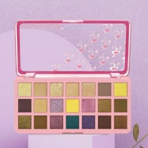 ESCAPE TO ARUBA EYESHADOW PALETTE